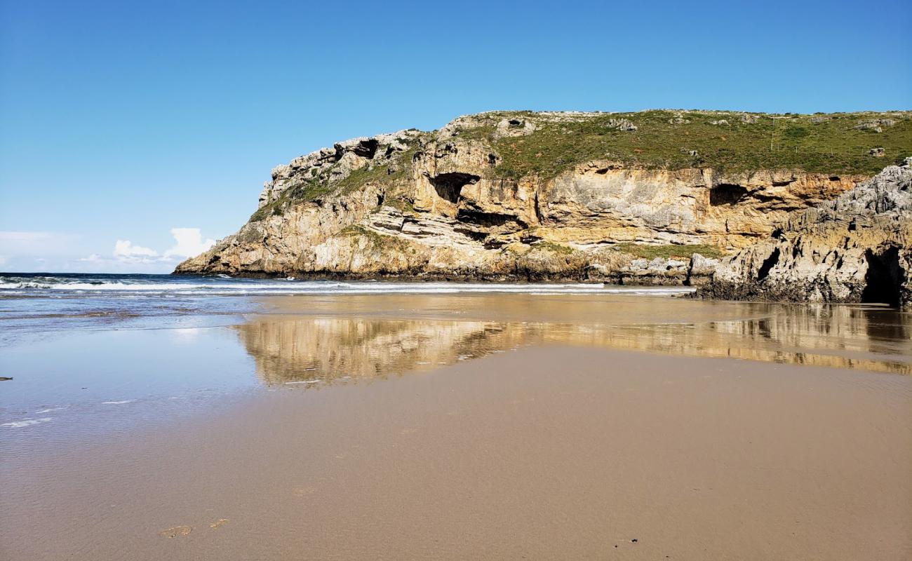 Playa de Fuentes'in fotoğrafı i̇nce bej kum yüzey ile