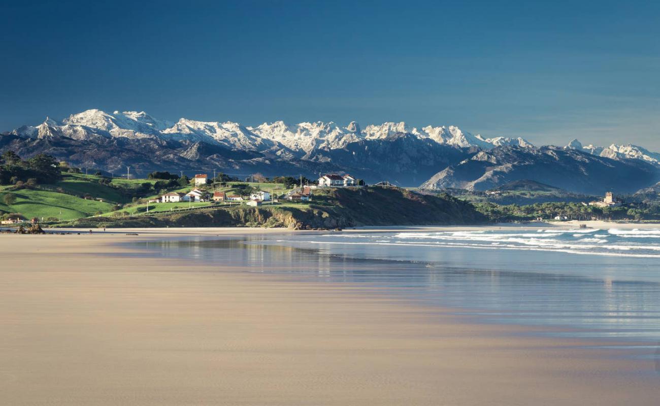 Playa de Gerra'in fotoğrafı i̇nce bej kum yüzey ile