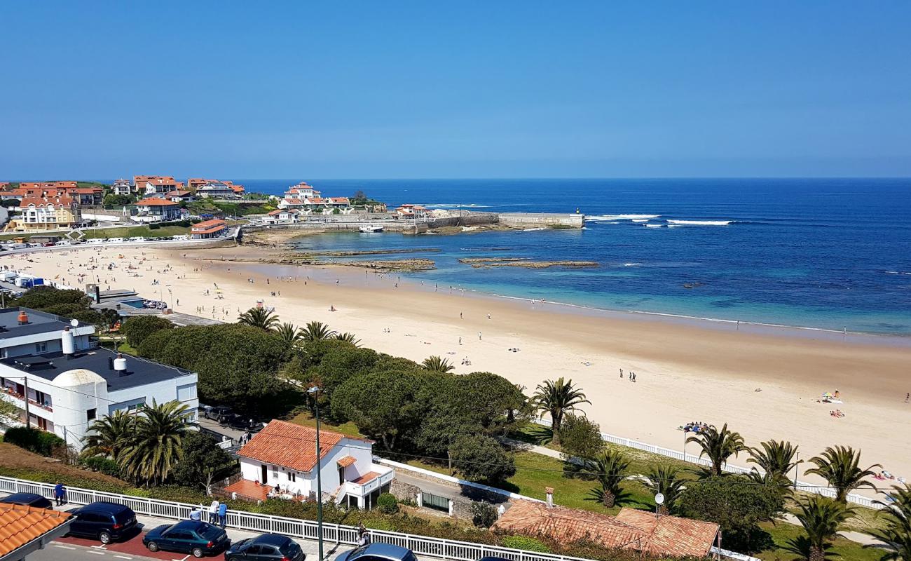 Comillas Plajı'in fotoğrafı parlak ince kum yüzey ile