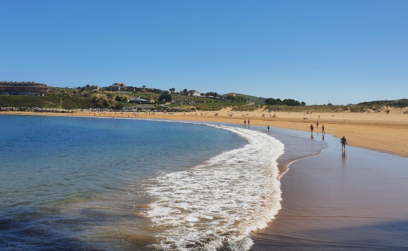 Playa de Cuchia'in fotoğrafı i̇nce bej kum yüzey ile