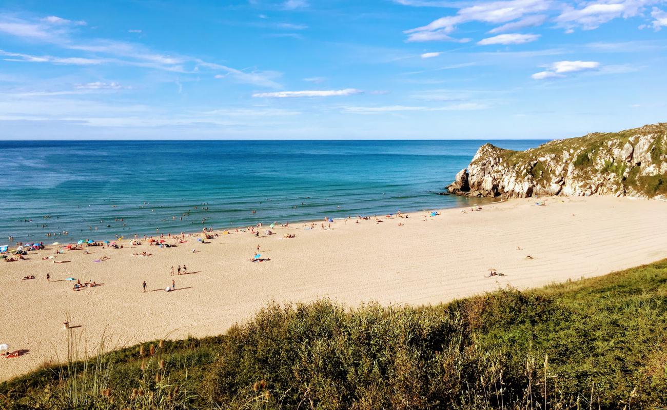 Playa de Usgo'in fotoğrafı küçük bej çakıl yüzey ile