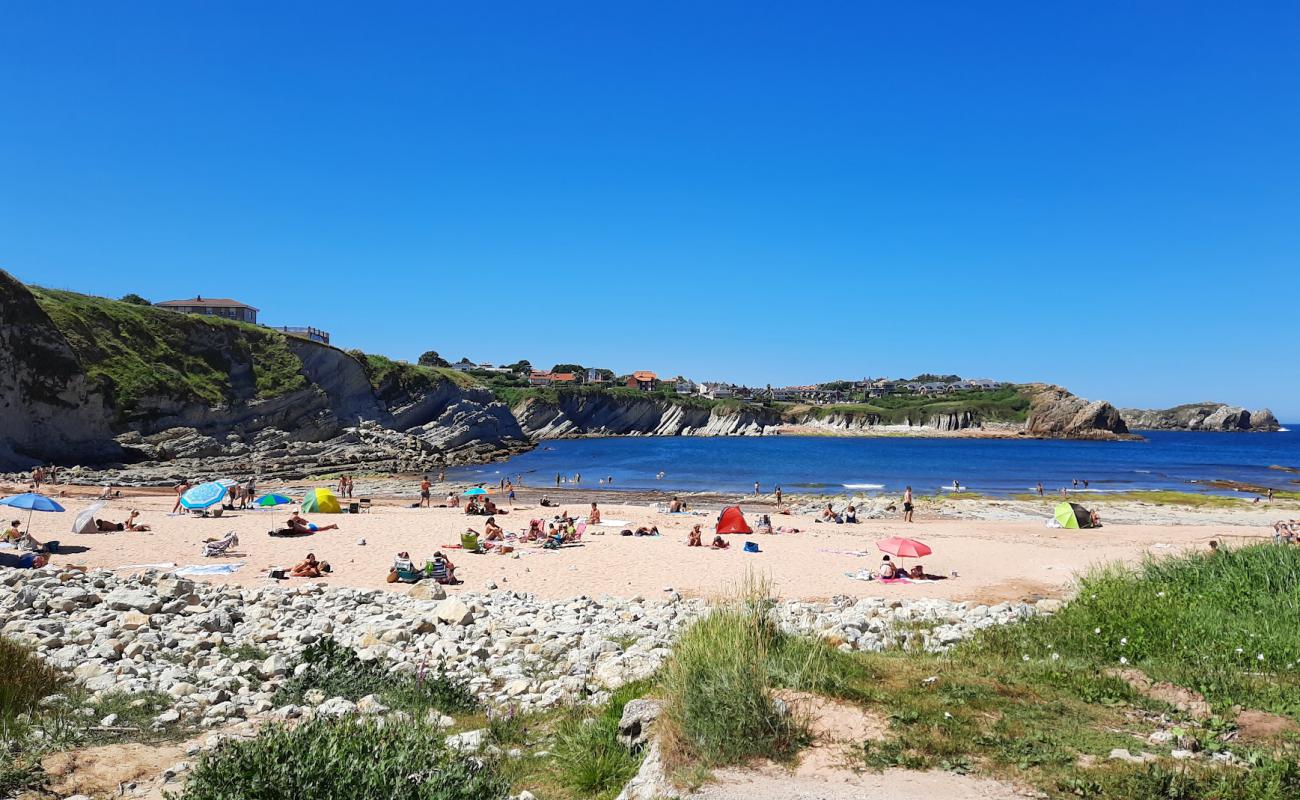 Playa de Portio'in fotoğrafı i̇nce bej kum yüzey ile