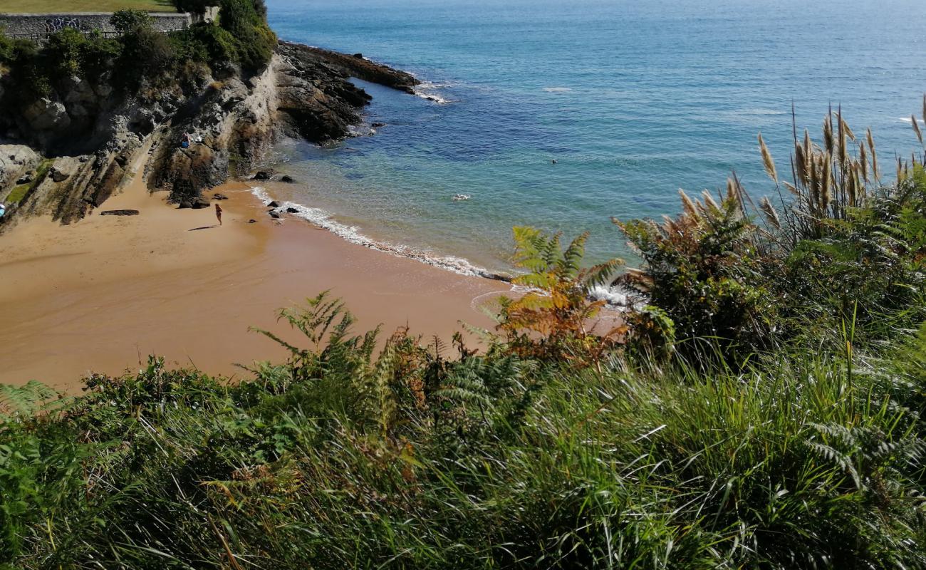 Playa de Los Molinucos'in fotoğrafı açık bej kum yüzey ile