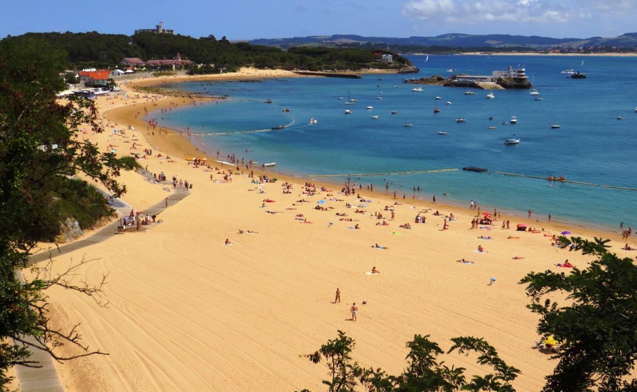 Playa de Los Peligros'in fotoğrafı i̇nce bej kum yüzey ile