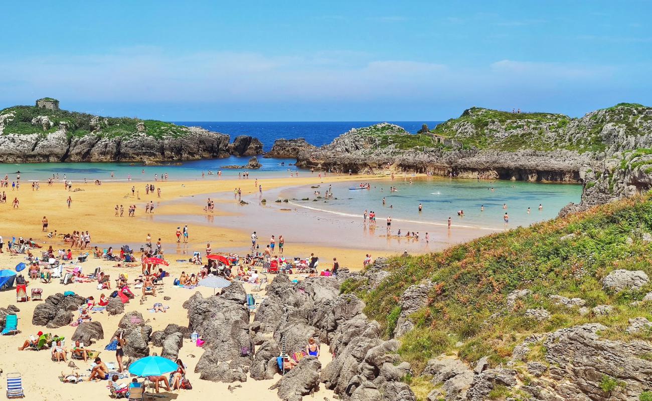 Playa de Ris'in fotoğrafı i̇nce kahverengi kum yüzey ile