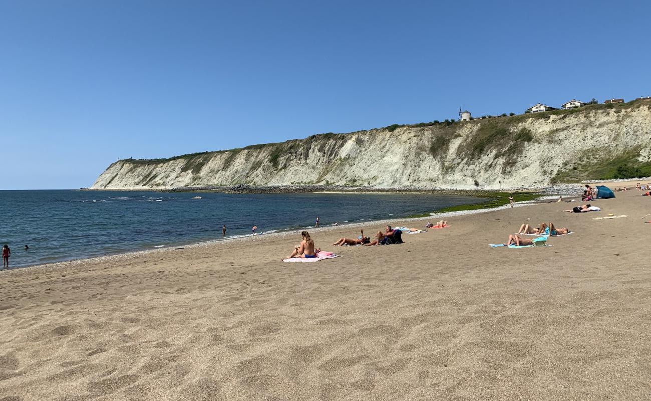 Arrigunagako beach'in fotoğrafı siyah kum ve çakıllar yüzey ile