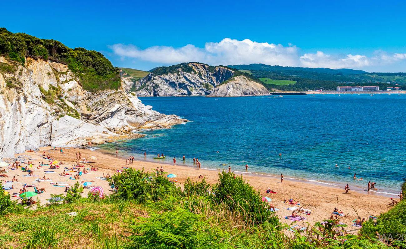Playa De Muriola'in fotoğrafı açık bej kum yüzey ile