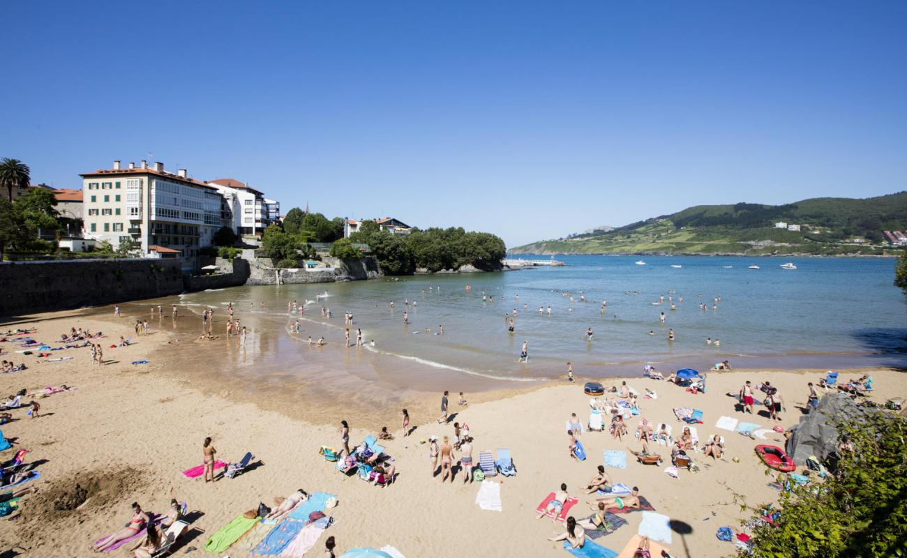 Playa de Mundaka'in fotoğrafı kahverengi kum yüzey ile