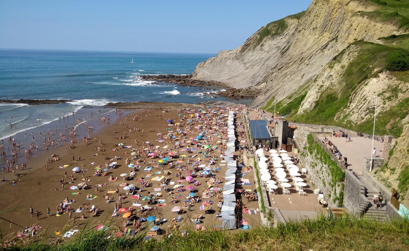Playa de Itzurun'in fotoğrafı i̇nce kahverengi kum yüzey ile