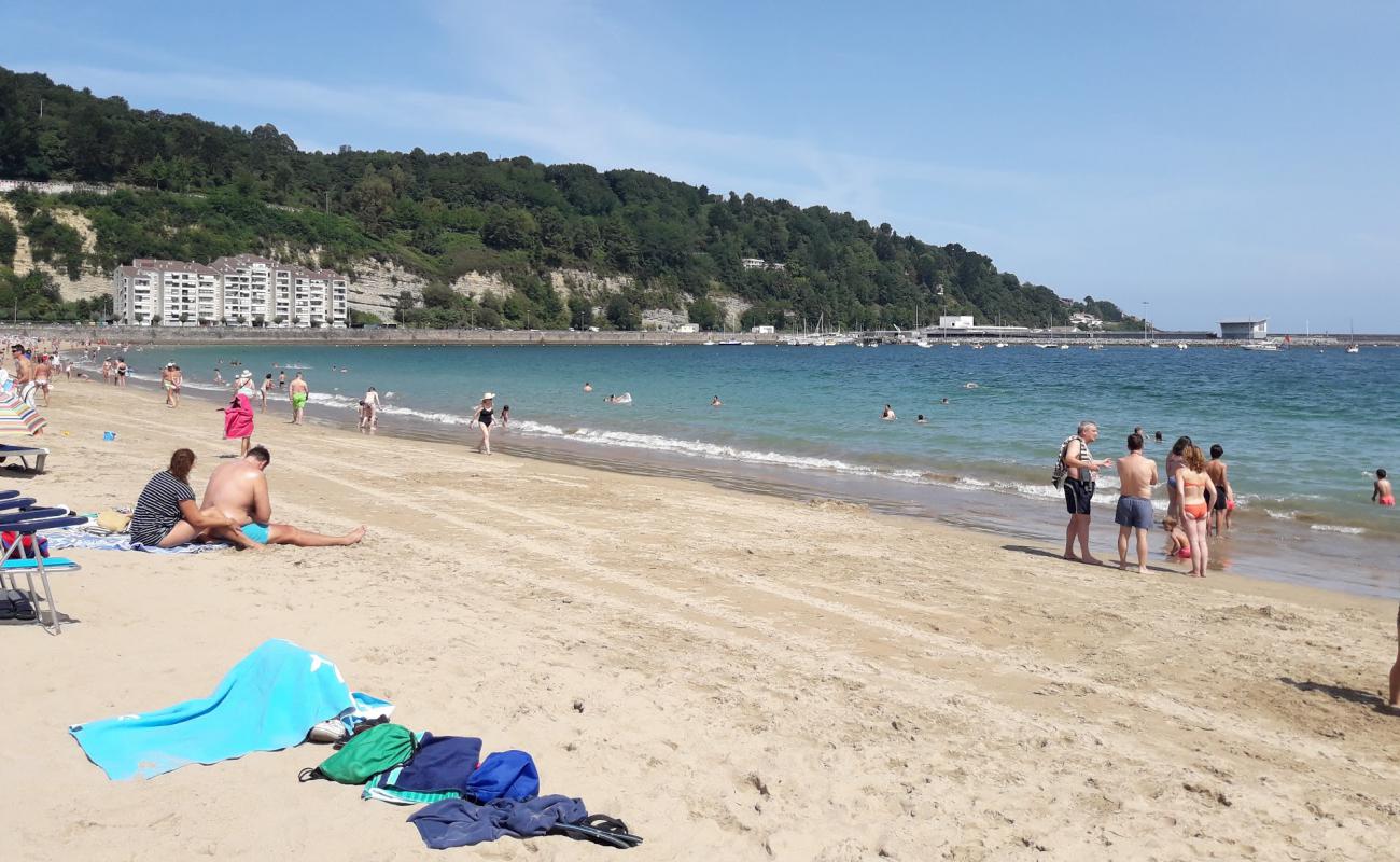 Hondarribia Plajı'in fotoğrafı açık bej kum yüzey ile