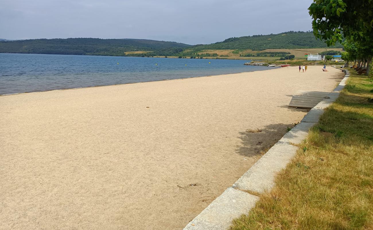 Playa Del Lago De As Pontes'in fotoğrafı parlak kum yüzey ile