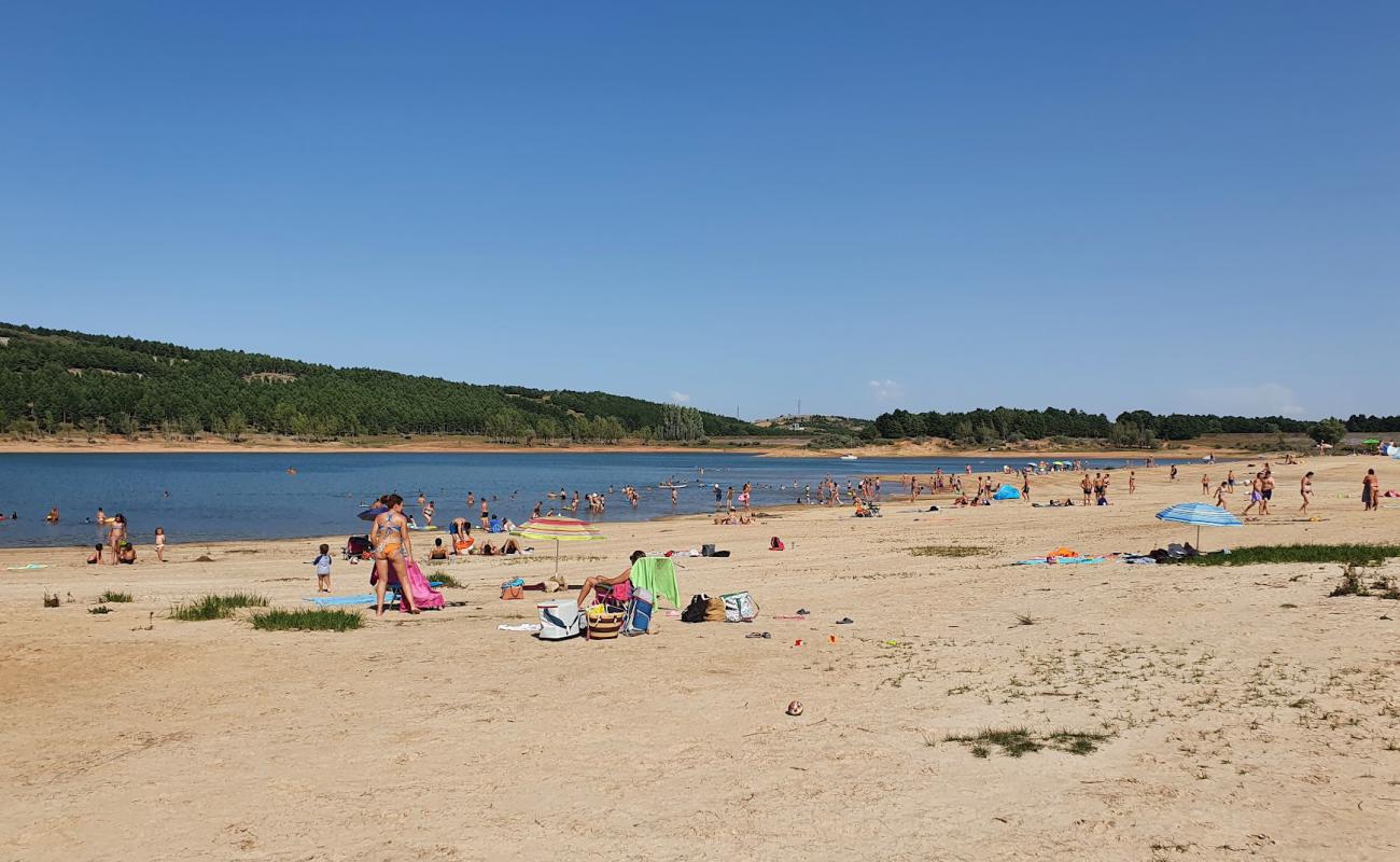 Embalse de Aguilar Playa'in fotoğrafı açık bej kum yüzey ile