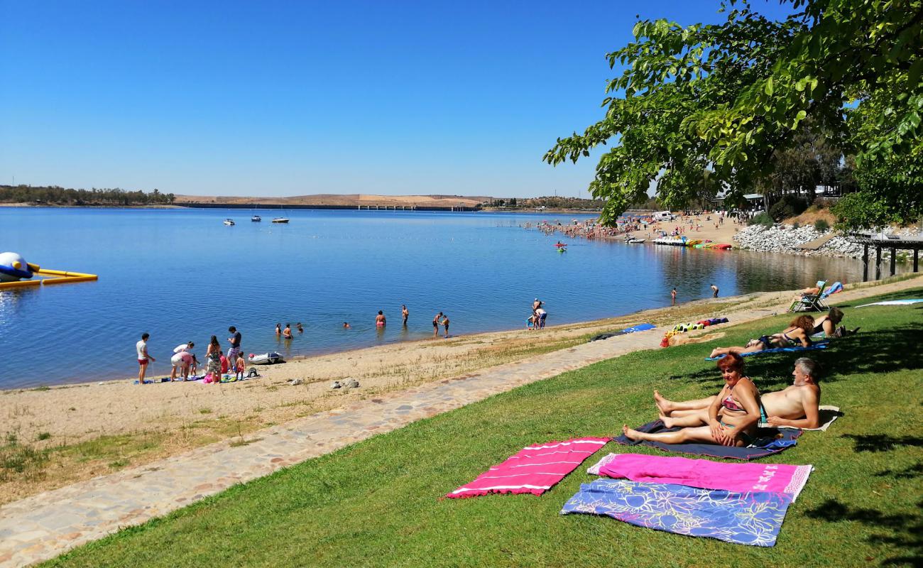 Playa de Orellana'in fotoğrafı beton kapak yüzey ile