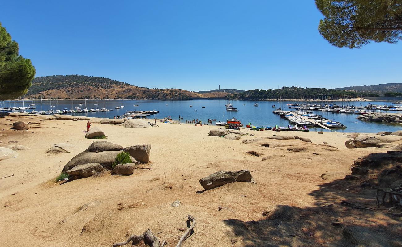 Zona de bano del embalse'in fotoğrafı açık bej kum yüzey ile