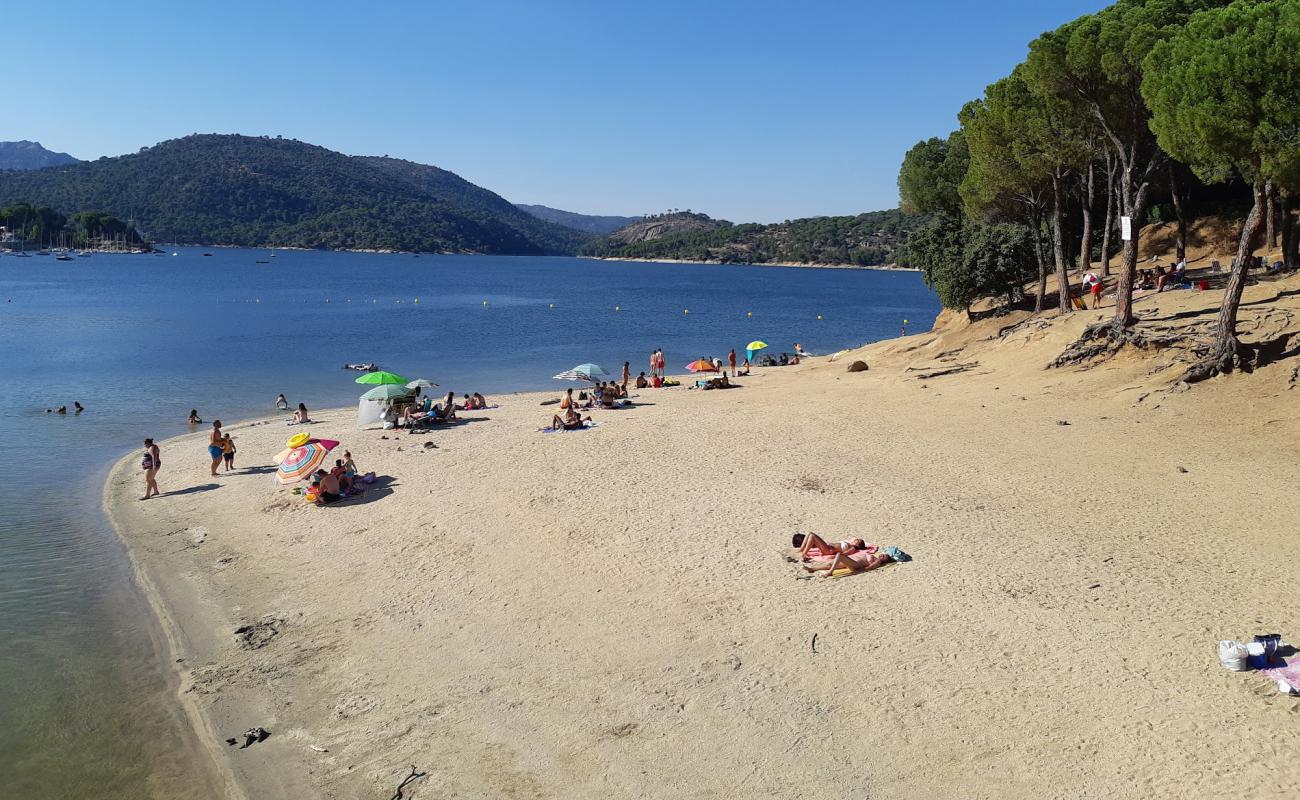 Playa del embalse'in fotoğrafı açık bej kum yüzey ile