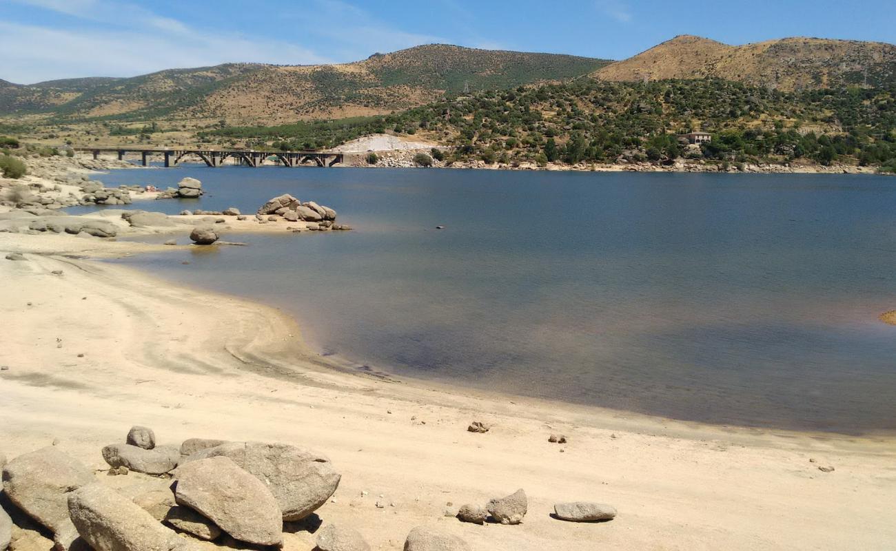 Embalse De Burgillos'in fotoğrafı parlak kum yüzey ile