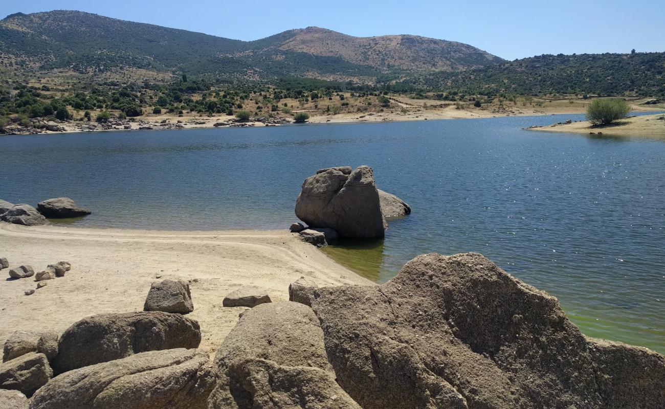 Embalse el Burguillo'in fotoğrafı açık bej kum yüzey ile