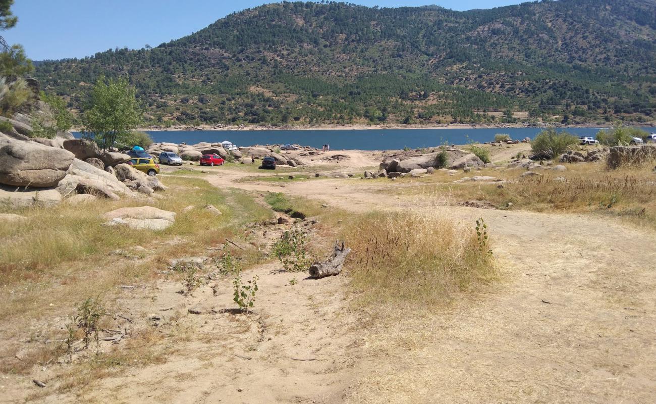 Camping Pantano del Burguillo'in fotoğrafı bej kum ve çakıl yüzey ile