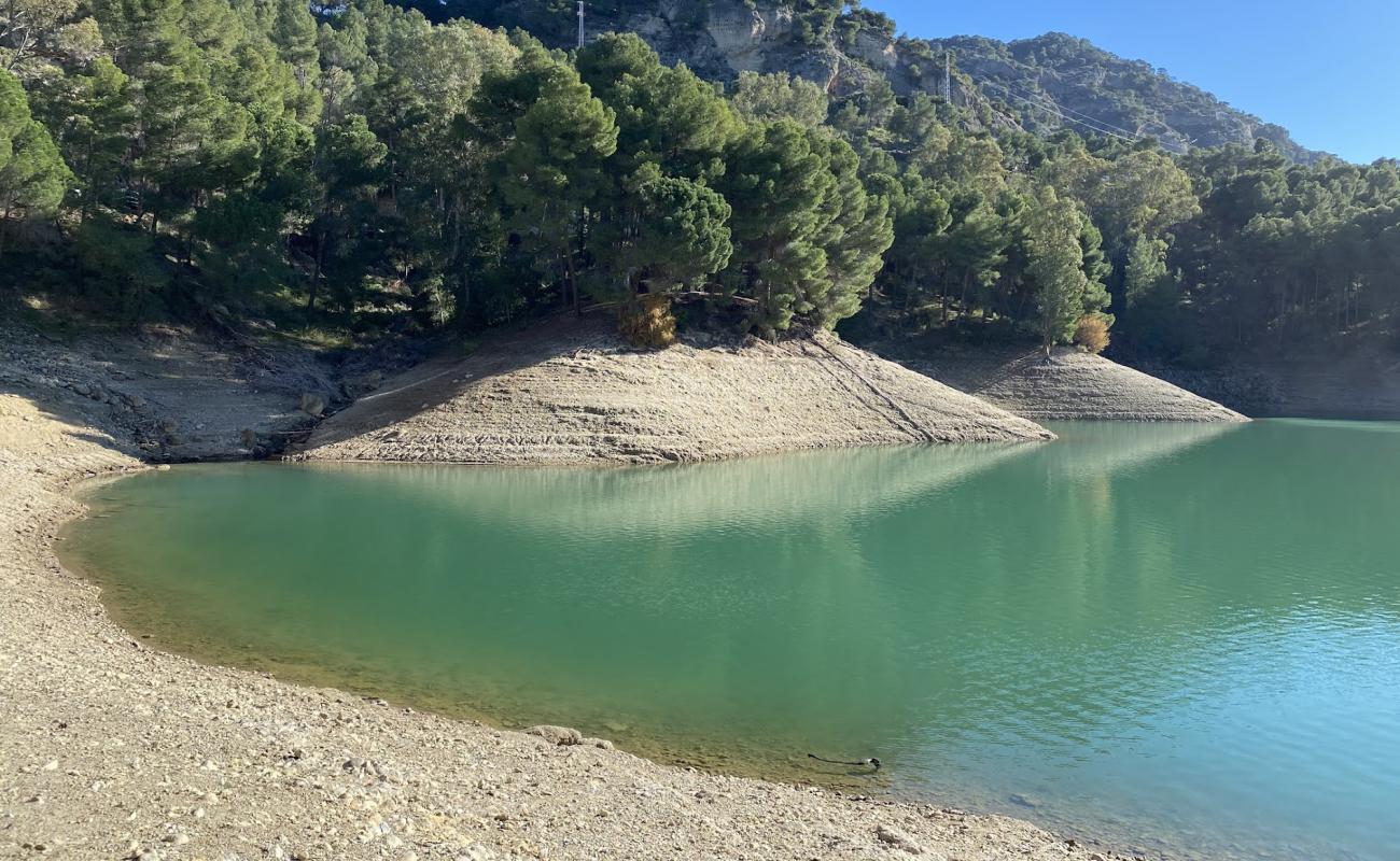 Playa Caminito del Rey'in fotoğrafı bej kum ve kayalar yüzey ile