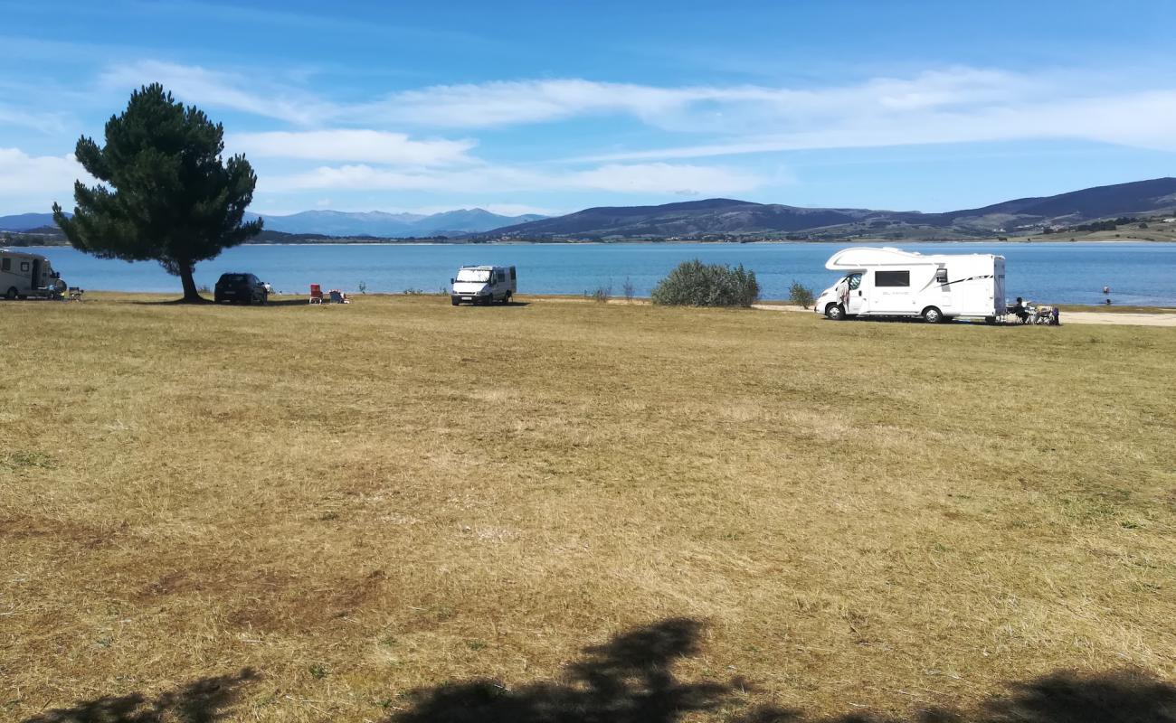 Playa Embalse del Ebro'in fotoğrafı bej çakıl yüzey ile