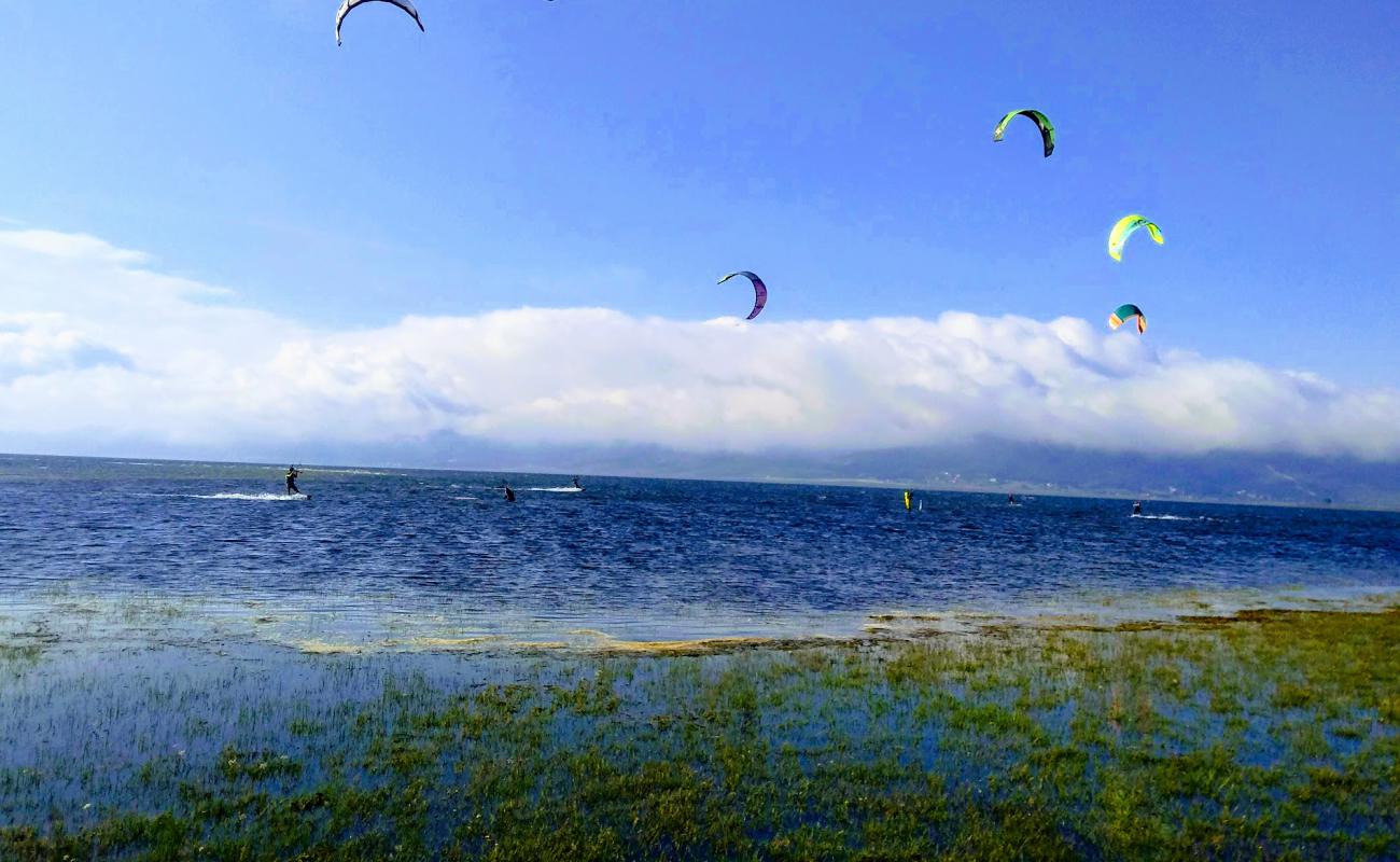 Kitesurf spot  Embalse del Ebro'in fotoğrafı çim yüzey ile