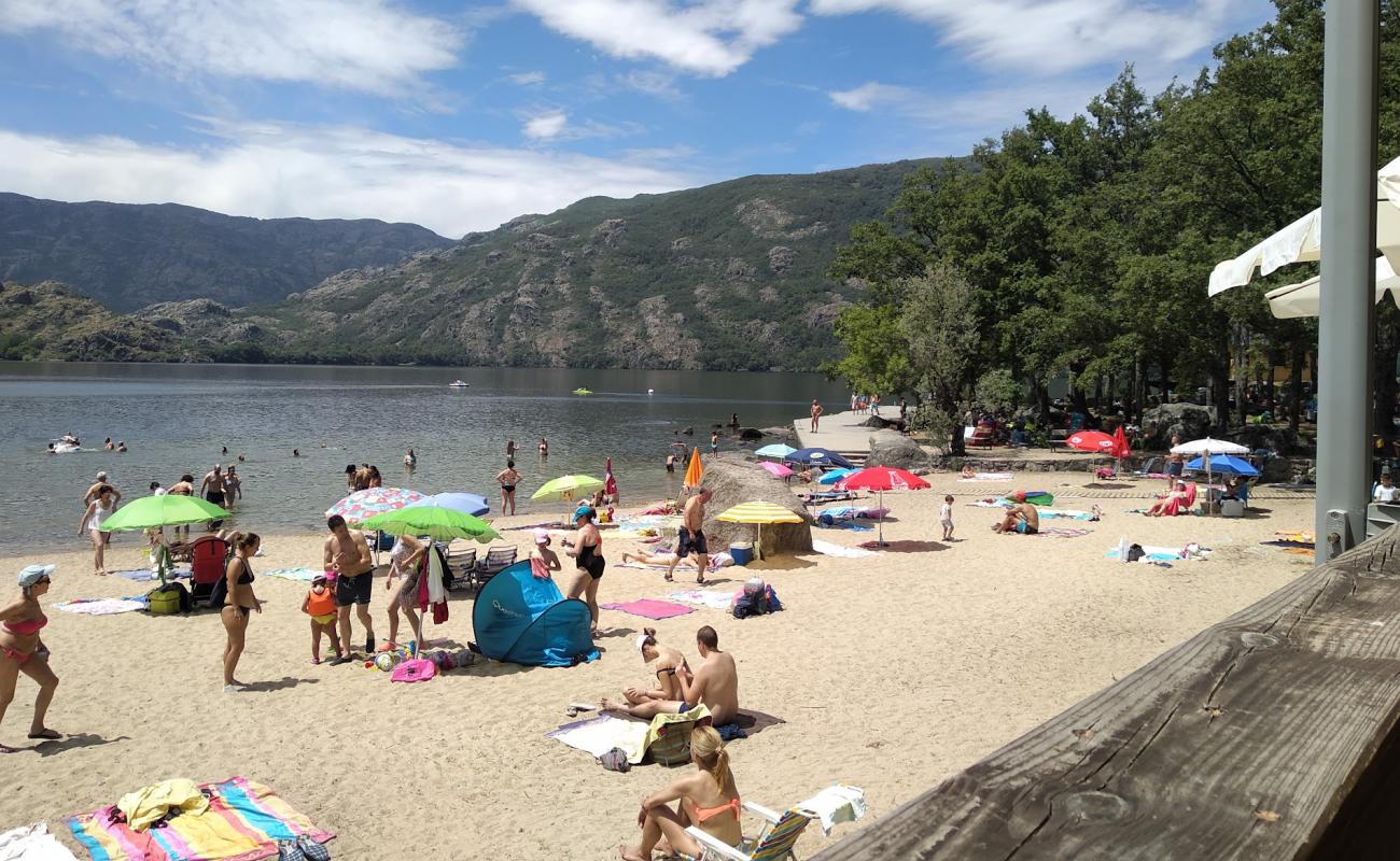 Praia Viquela Lago de Sanabria'in fotoğrafı açık bej kum yüzey ile