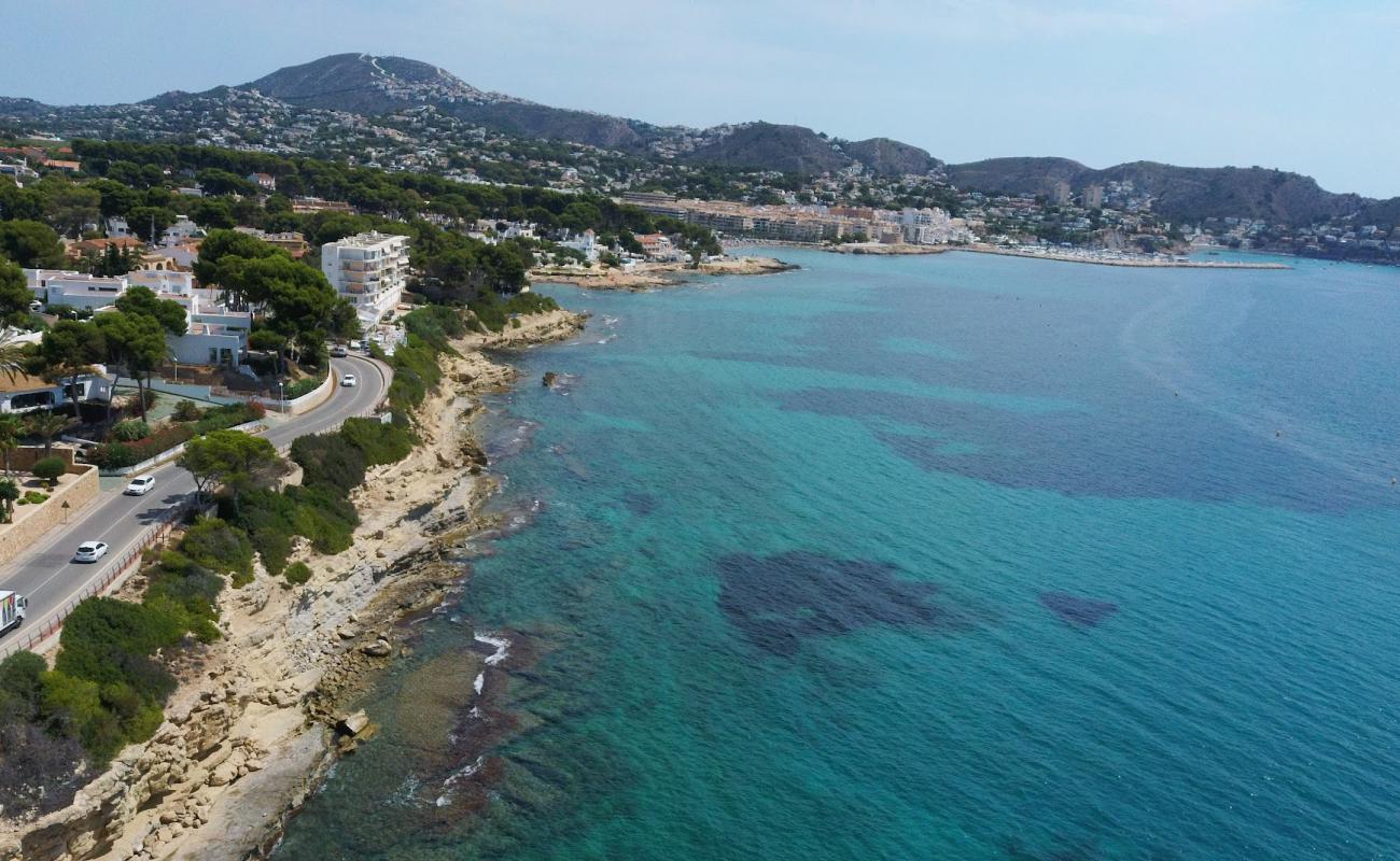 Moraira Plajı'in fotoğrafı taşlar yüzey ile