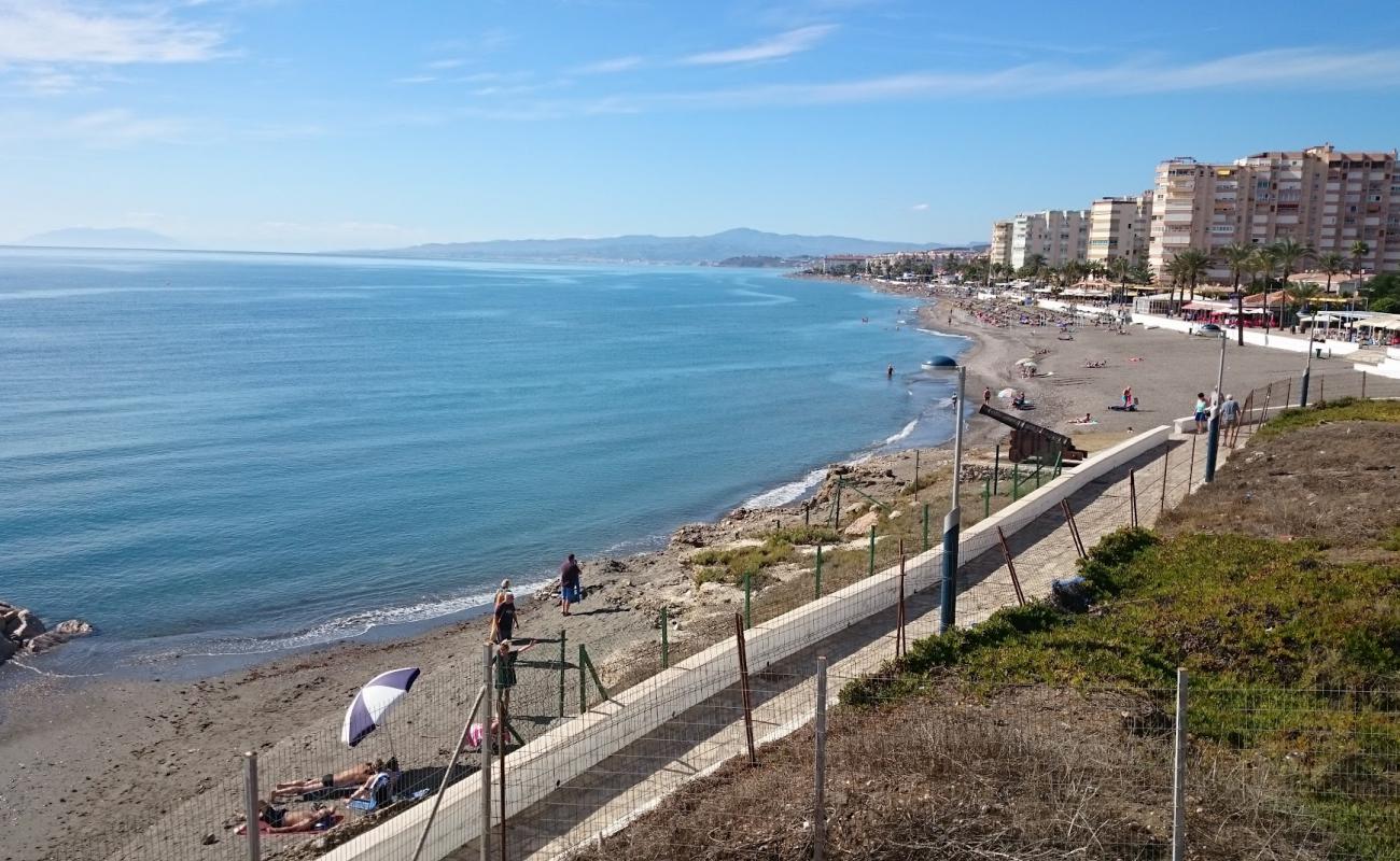 Torrox Plajı'in fotoğrafı gri kum ve çakıl yüzey ile