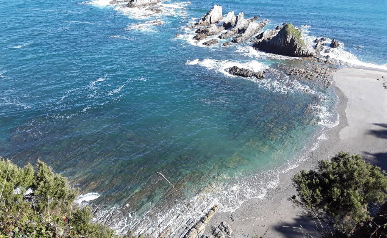 Playa de Gueirua'in fotoğrafı kayalık arazi yüzey ile
