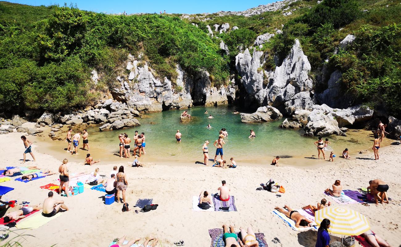 Gulpiyuri Plajı'in fotoğrafı parlak kum yüzey ile