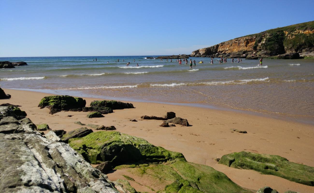 Playa de Galizano'in fotoğrafı açık bej kum yüzey ile