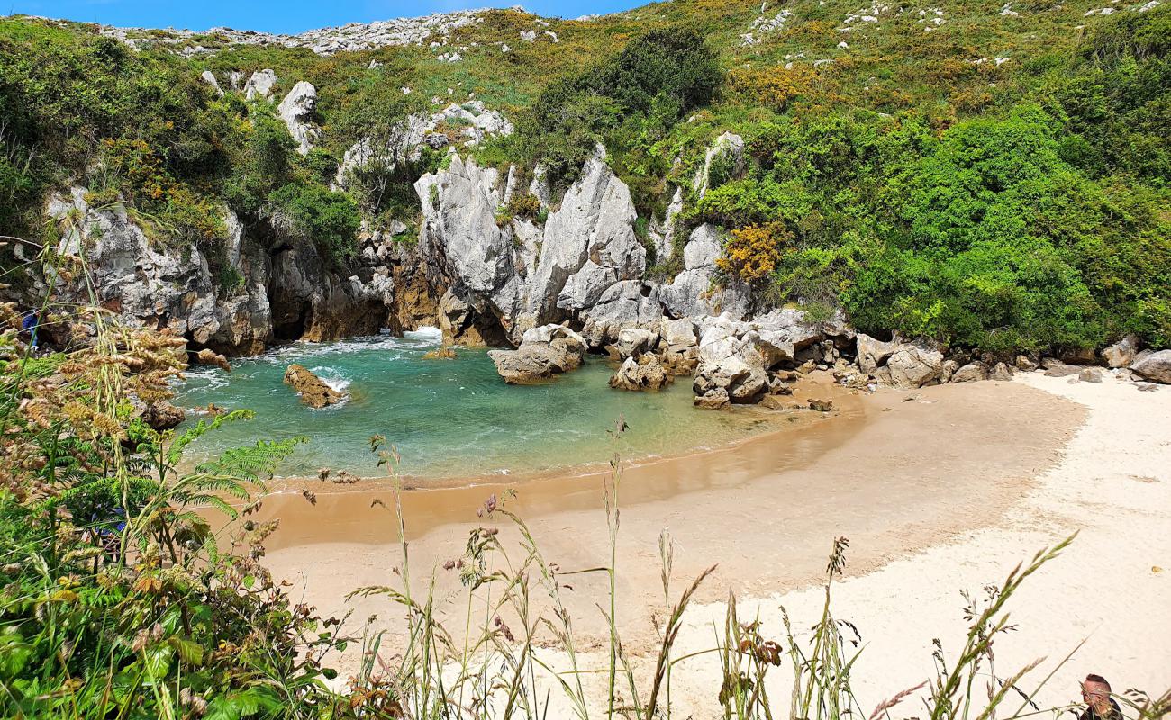 Playa Gulpiyuri'in fotoğrafı açık bej kum yüzey ile