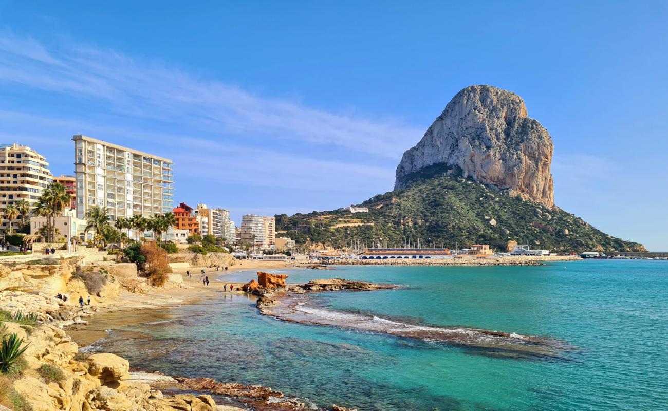 Playa Calpe'in fotoğrafı parlak kum yüzey ile