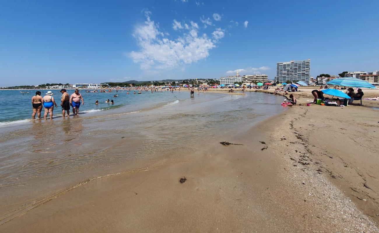 Comarruga Plajı'in fotoğrafı açık bej kum yüzey ile