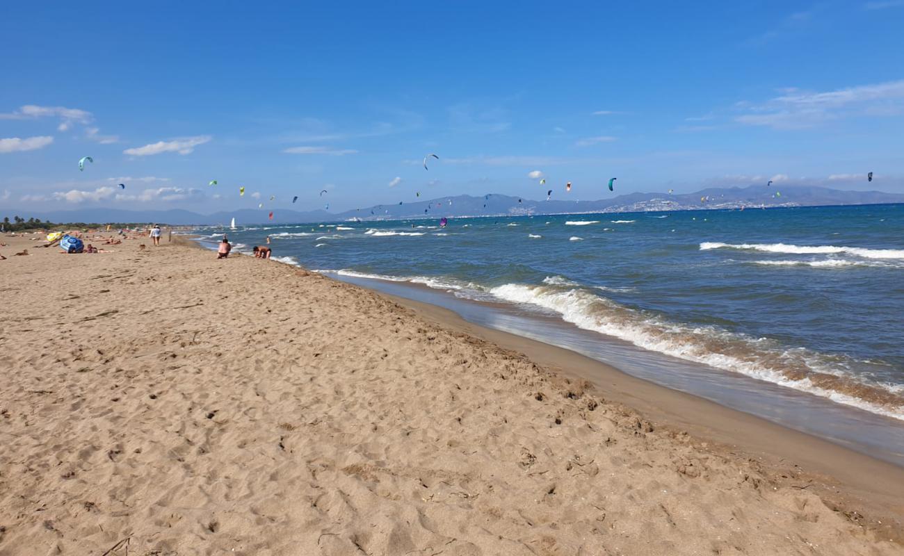 Platja de les Dunes'in fotoğrafı açık bej kum yüzey ile