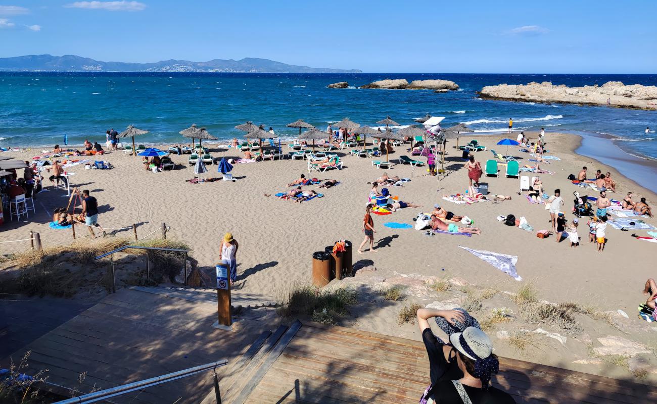 Les Muscleres Beach'in fotoğrafı açık bej kum yüzey ile