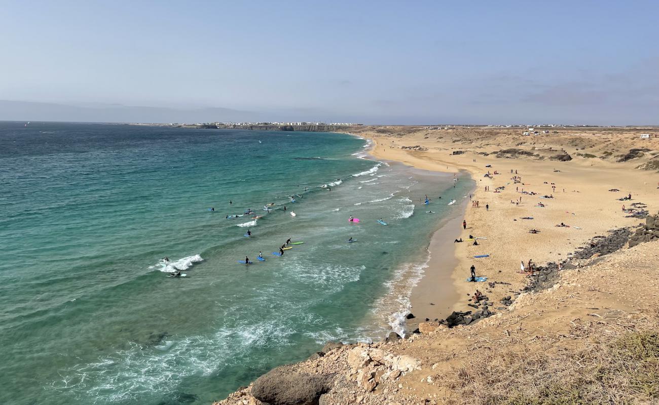 Playa del Aljibe de la Cueva'in fotoğrafı açık bej kum yüzey ile
