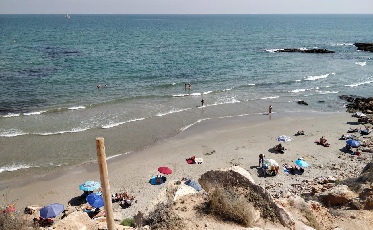 Playa Flamenca Naturista'in fotoğrafı parlak kum ve kayalar yüzey ile