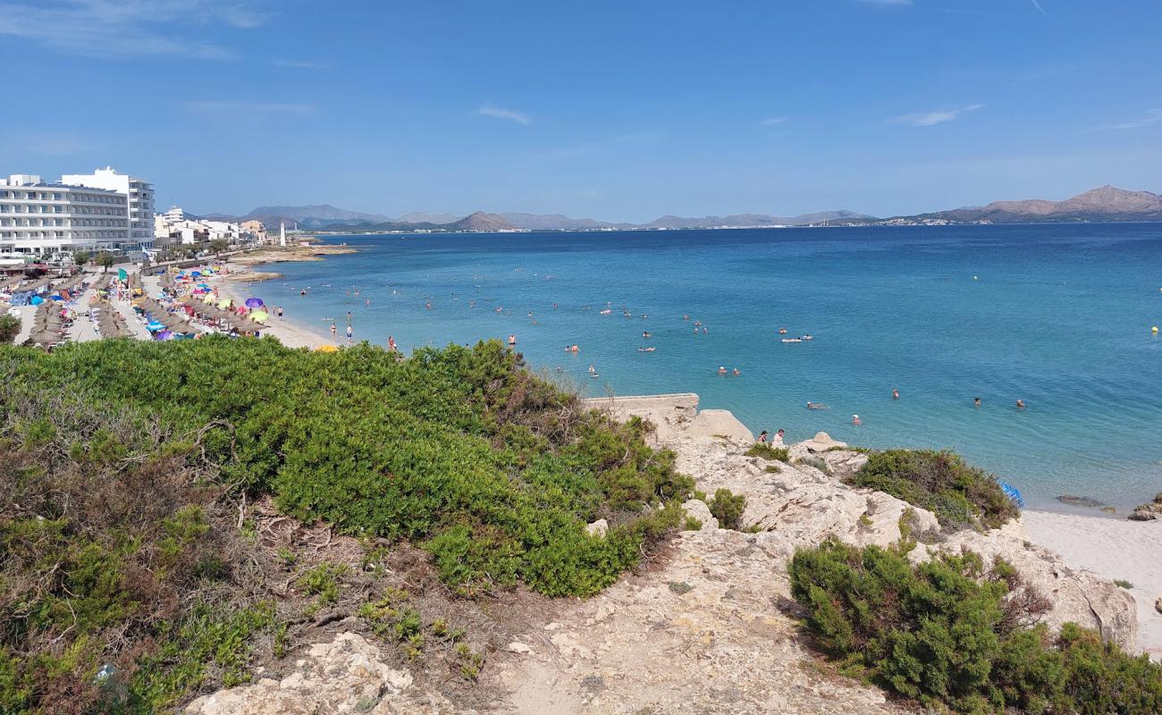 Platja de Son Baulo'in fotoğrafı gri kum yüzey ile