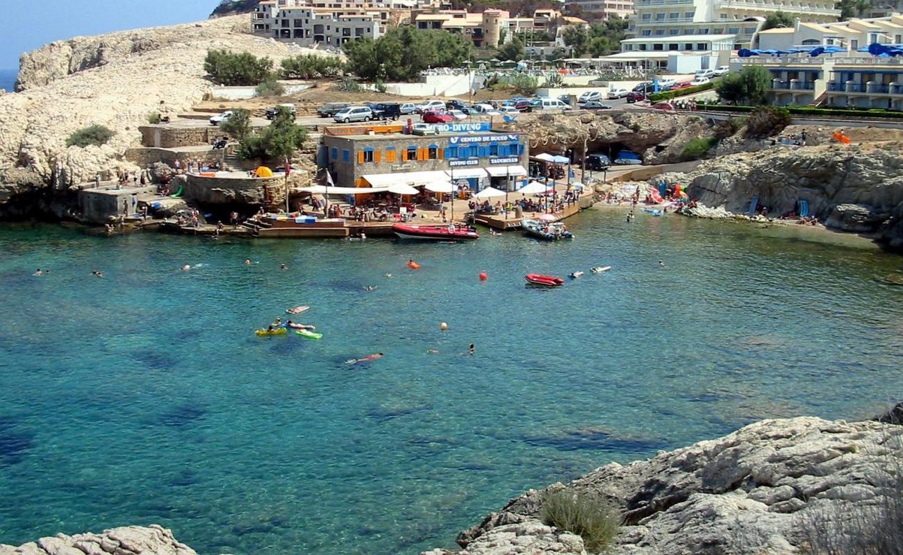 Cala Lliteras'in fotoğrafı küçük gri çakıllar yüzey ile