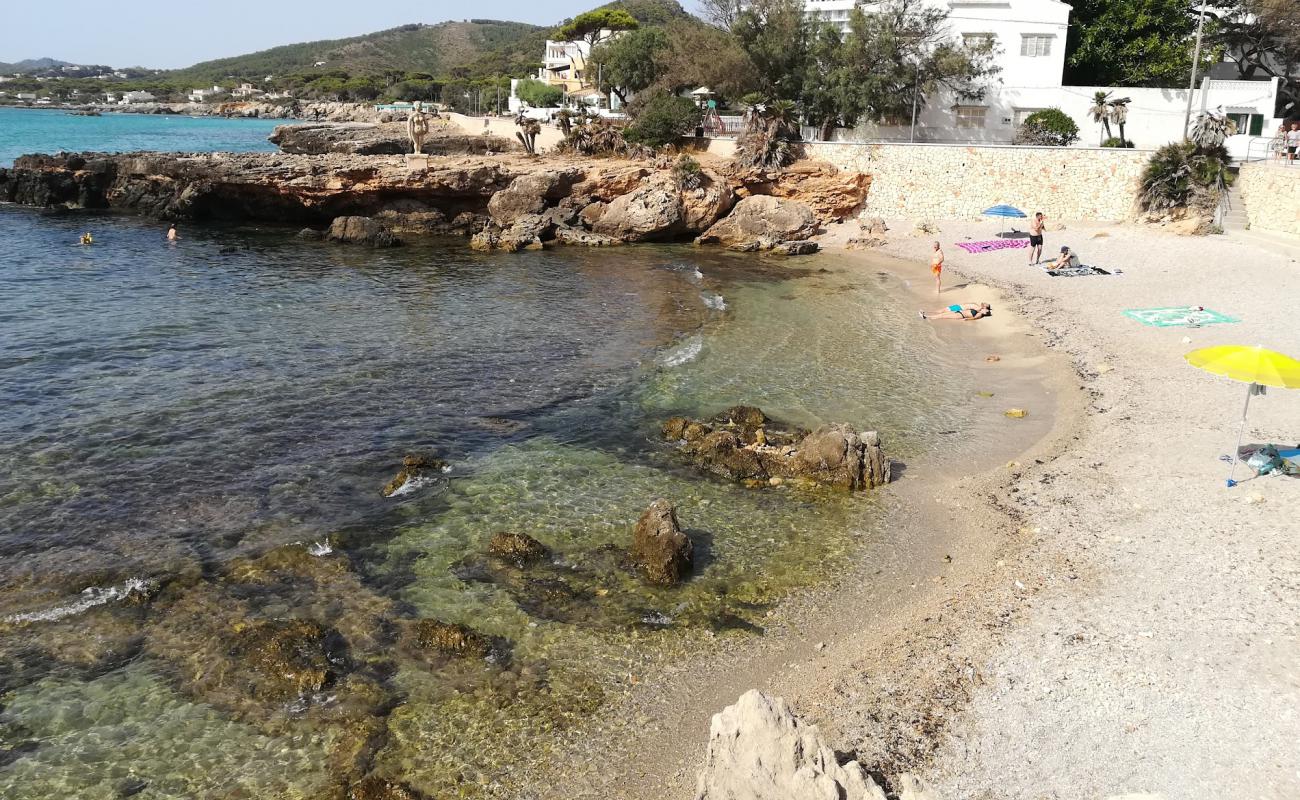 Platja de na Ferradura'in fotoğrafı küçük bej çakıl yüzey ile