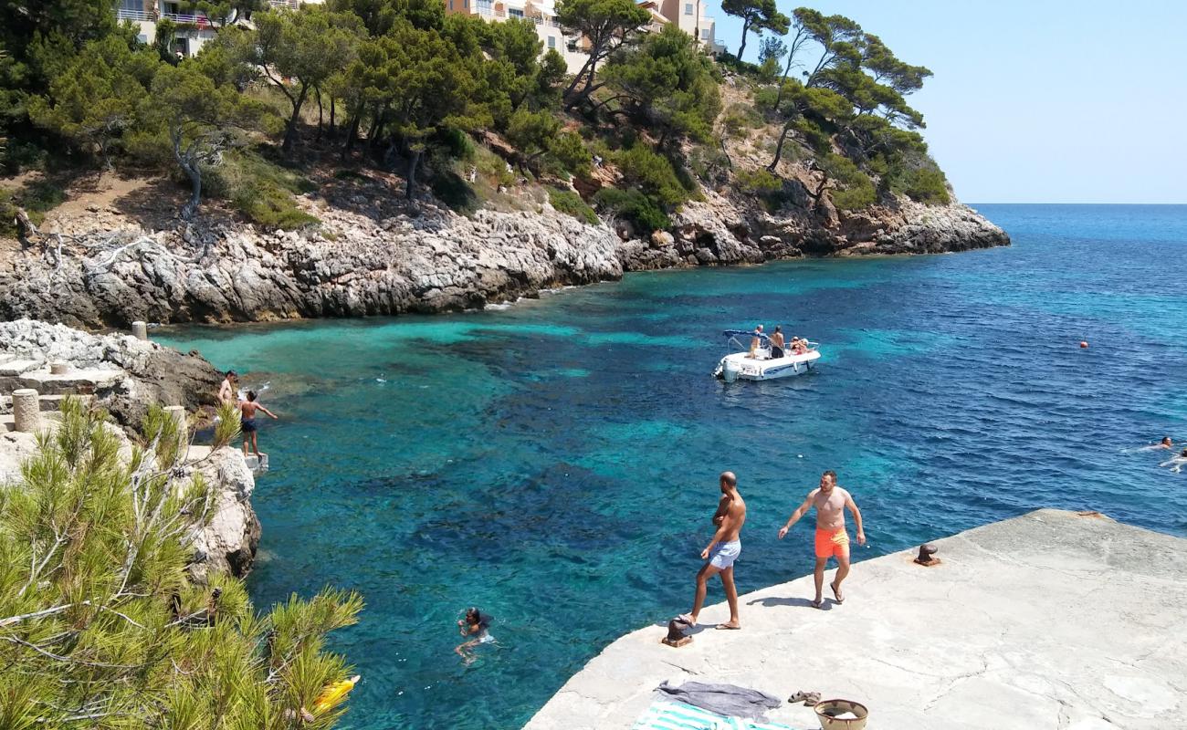 Cala Serch'in fotoğrafı hafif ince çakıl taş yüzey ile