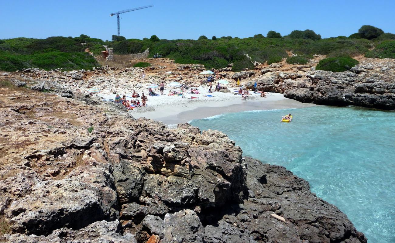 Cala Rafalino'in fotoğrafı açık bej kum yüzey ile