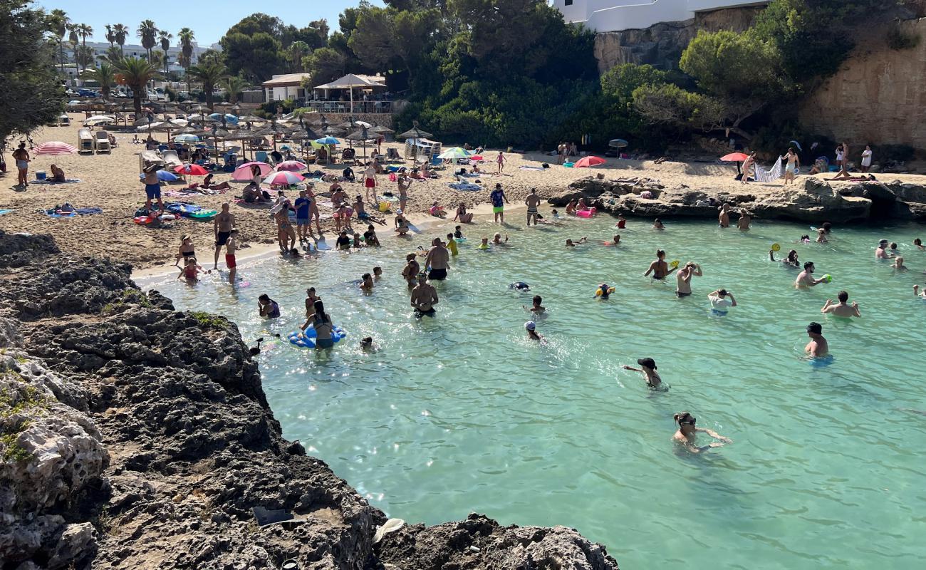 Calo d'es Pou'in fotoğrafı açık bej kum yüzey ile