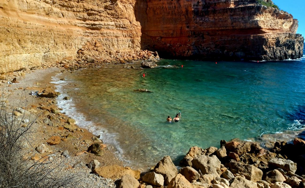 Cala del Saltador'in fotoğrafı bej çakıl yüzey ile