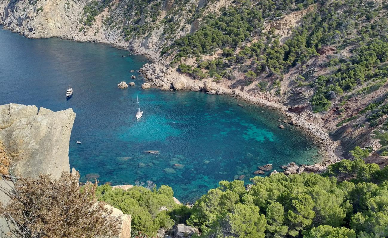 Cala en Basset'in fotoğrafı kayalık arazi yüzey ile