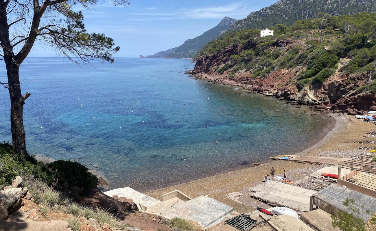 Playa Puerto des Canonge'in fotoğrafı gri çakıl taşı yüzey ile