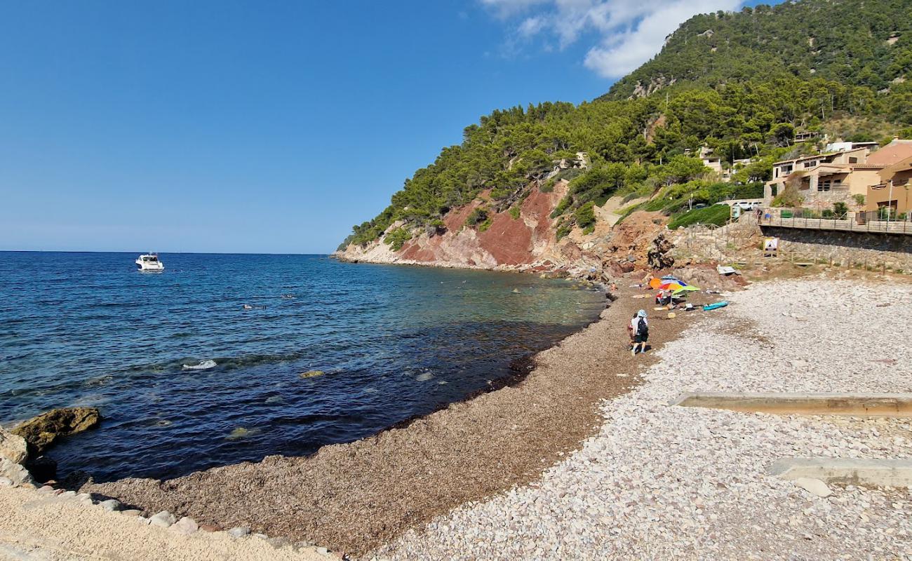 Playa Puerto de Valldemossa'in fotoğrafı gri çakıl taşı yüzey ile