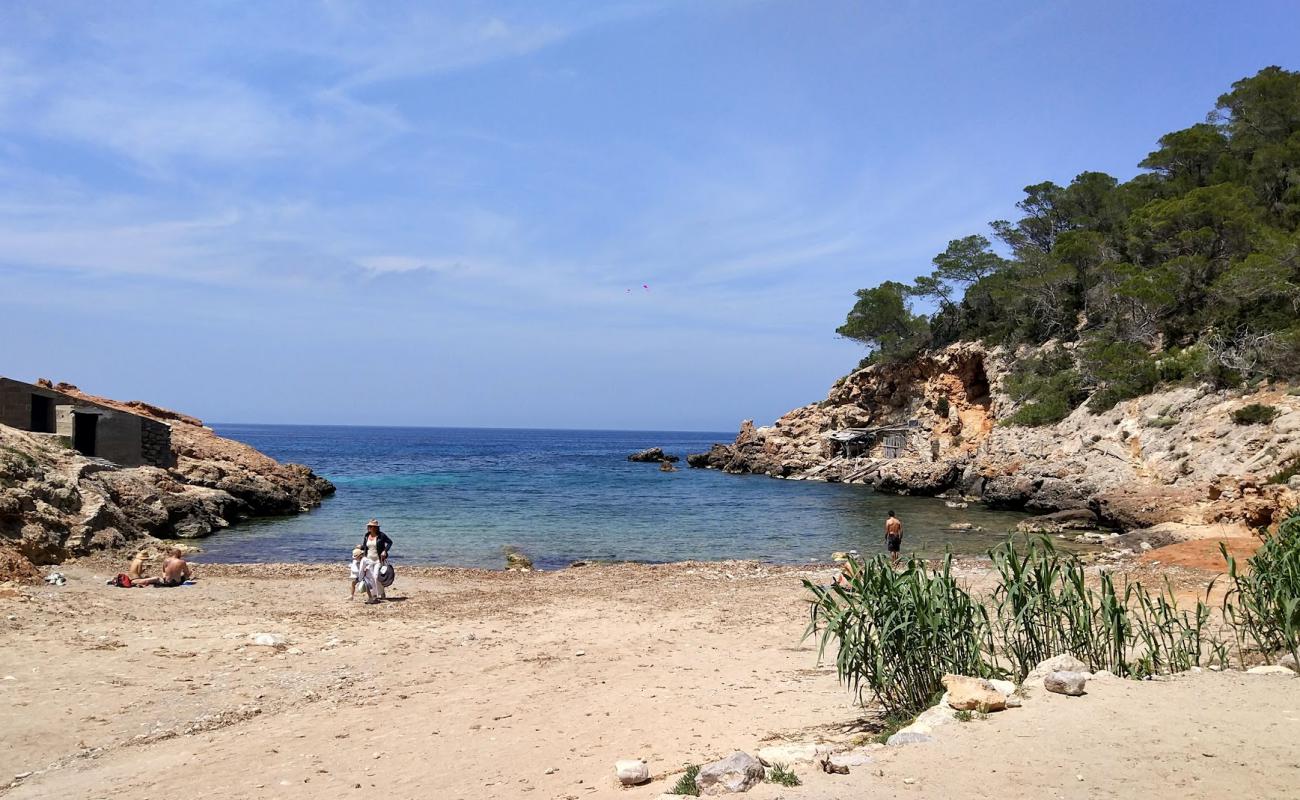 Cala Xuclar'in fotoğrafı gri kum ve çakıl yüzey ile