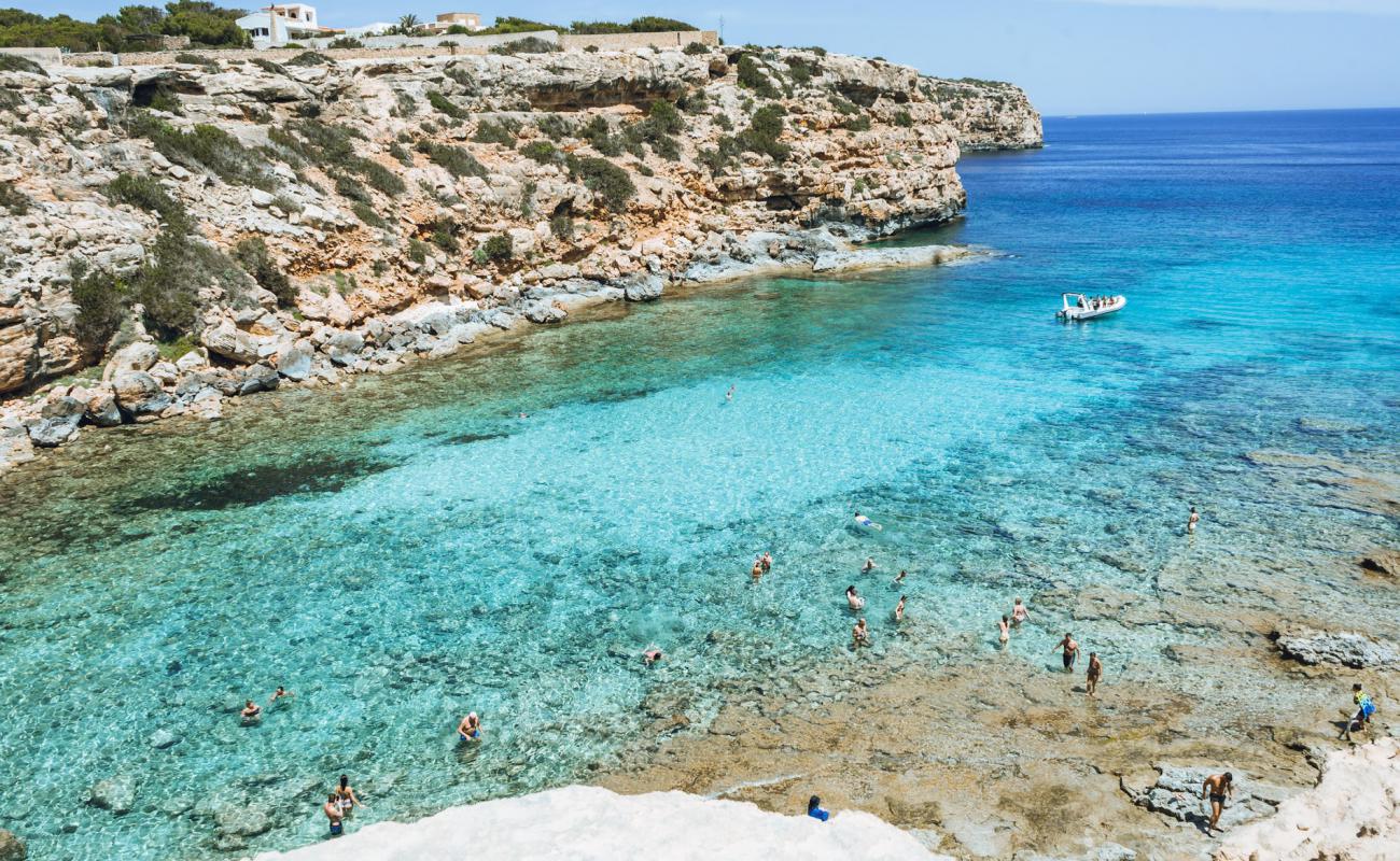 Cala en Baster'in fotoğrafı kayalık arazi yüzey ile